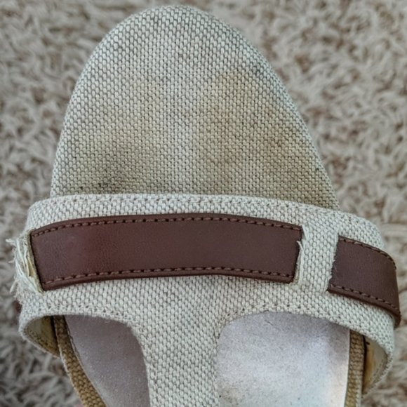 Dana Buchman Cream and tan leather strap womens heels size 8.5 EUC - Picture 4 of 8